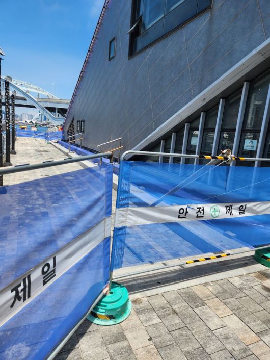 [부산=뉴시스] 영도관광안내센터에 안전펜스가 설치돼 있다. (사진=영도구 제공) 2025.07.16. photo@newsis.com *재판매 및 DB 금지