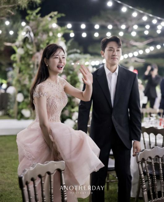 [서울=뉴시스] 탤런트 박하나(왼쪽), 전 농구감독 김태술. (사진=박하나 인스타그램 캡처) 2025.07.16. photo@newsis.com *재판매 및 DB 금지