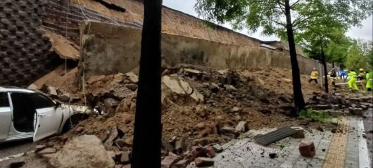 [오산=뉴시스] 16일 오후 7시 4분께 경기도 오산시 가장교차로 고가도로의 옹벽이 무너지며 차량 2대를 덮치는 사고가 발생해 소방당국이 구조 작업을 벌이고 있다. (사진=경기도소방재난본부 제공) 2025.07.16. photo@newsis.com *재판매 및 DB 금지