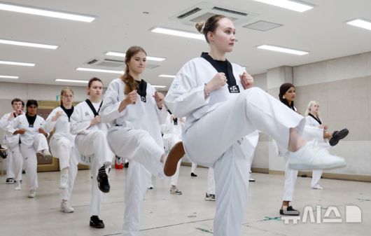 [부산=뉴시스] 하경민 기자 = '2025 부산대학교 서머 스쿨(PNU Summer School)'에 참가한 해외 대학 외국인 학생들이 16일 부산 금정구 부산대학교 학생회관에서 태권도를 배우고 있다.  대만·미국·벨기에·일본·프랑스 등 12개국 17개 해외 유수 명문대학에서 엄선된 50명의 외국인 학생들은 오는 8월1일까지 부산대에서 학점을 취득하면서 집중 한국어 강좌, 전통문화 체험, 지역 현장 학습, 산업체 견학, 문화교류 등에 참여한다. 2025.07.16. yulnetphoto@newsis.com