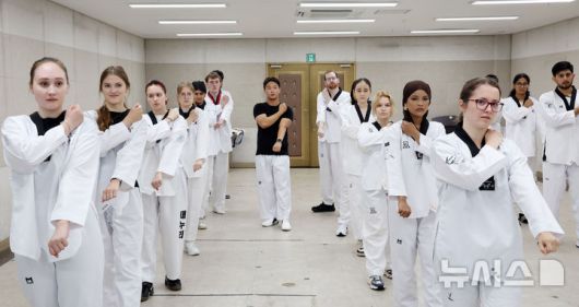 [부산=뉴시스] 하경민 기자 = '2025 부산대학교 서머 스쿨(PNU Summer School)'에 참가한 해외 대학 외국인 학생들이 16일 부산 금정구 부산대학교 학생회관에서 태권도를 배우고 있다.  대만·미국·벨기에·일본·프랑스 등 12개국 17개 해외 유수 명문대학에서 엄선된 50명의 외국인 학생들은 오는 8월1일까지 부산대에서 학점을 취득하면서 집중 한국어 강좌, 전통문화 체험, 지역 현장 학습, 산업체 견학, 문화교류 등에 참여한다. 2025.07.16. yulnetphoto@newsis.com