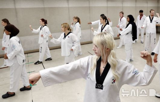 [부산=뉴시스] 하경민 기자 = '2025 부산대학교 서머 스쿨(PNU Summer School)'에 참가한 해외 대학 외국인 학생들이 16일 부산 금정구 부산대학교 학생회관에서 태권도를 배우고 있다.  대만·미국·벨기에·일본·프랑스 등 12개국 17개 해외 유수 명문대학에서 엄선된 50명의 외국인 학생들은 오는 8월1일까지 부산대에서 학점을 취득하면서 집중 한국어 강좌, 전통문화 체험, 지역 현장 학습, 산업체 견학, 문화교류 등에 참여한다. 2025.07.16. yulnetphoto@newsis.com