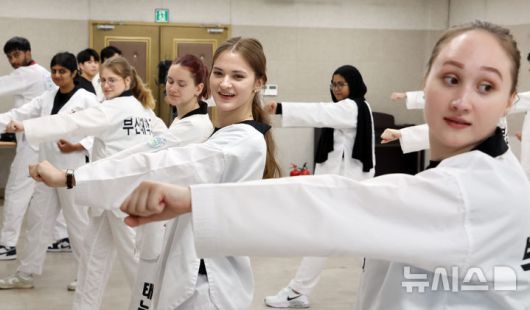 [부산=뉴시스] 하경민 기자 = '2025 부산대학교 서머 스쿨(PNU Summer School)'에 참가한 해외 대학 외국인 학생들이 16일 부산 금정구 부산대학교 학생회관에서 태권도를 배우고 있다.  대만·미국·벨기에·일본·프랑스 등 12개국 17개 해외 유수 명문대학에서 엄선된 50명의 외국인 학생들은 오는 8월1일까지 부산대에서 학점을 취득하면서 집중 한국어 강좌, 전통문화 체험, 지역 현장 학습, 산업체 견학, 문화교류 등에 참여한다. 2025.07.16. yulnetphoto@newsis.com