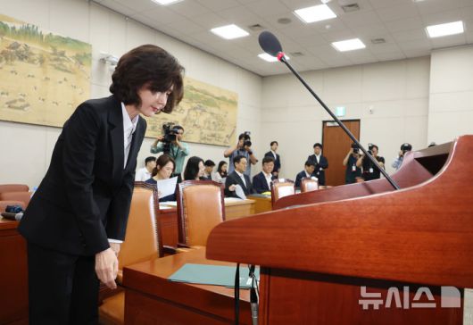 [서울=뉴시스] 고승민 기자 = 이진숙 사회부총리 겸 교육부 장관 후보자가 지난 16일 서울 여의도 국회 교육위원회에서 열린 인사청문회에서 모두발언 후 인사를 하는 모습. 2025.07.16. kkssmm99@newsis.com