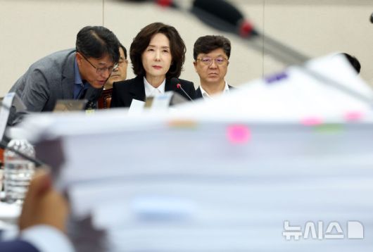 [서울=뉴시스] 고승민 기자 = 이진숙 사회부총리 겸 교육부 장관 후보자가 16일 서울 여의도 국회 교육위원회에서 열린 인사청문회에서 관계자의 얘기를 듣고 있다. 문서는 김대식 국민의힘이 가져온 이 후보자의 지난 논문들. 2025.07.16. kkssmm99@newsis.com