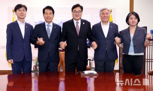 [서울=뉴시스] 조성봉 기자 = 우원식 국회의장이 16일 오후 서울 여의도 국회의장 집무실에서 열린 국회의장-진보개혁4당 원내대표 면담에 앞서 기념촬영을 하고 있다. 왼쪽부터 한창민 사회민주당 대표, 윤종오 진보당 원내대표, 우 국회의장, 서왕진 조국혁신당 원내대표, 용혜인 기본소득당 대표. 2025.07.16. suncho21@newsis.com