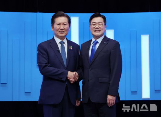 [서울=뉴시스] 국회사진기자단 = 정청래·박찬대(오른쪽) 더불어민주당 당대표 후보가 16일 서울 양천구 목동 SBS에서 열린 TV토론회에 앞서 기념촬영을 하고 있다. 2025.07.16. photo@newsis.com