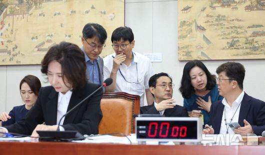 [서울=뉴시스] 고승민 기자 = 이진숙 사회부총리 겸 교육부 장관 후보자가 16일 서울 여의도 국회 교육위원회에서 열린 인사청문회에서 오후 질의를 준비하는 동안 뒤에서 교육부 등 관계자들이 대화하고 있다. 2025.07.16. kkssmm99@newsis.com