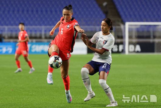 [수원=뉴시스] 김선웅 기자 = 16일 경기 수원시 수원월드컵경기장에서 열린 2025 동아시아축구연맹(EAFF) E-1 챔피언십(동아시안컵) 여자부 대한민국 vs 대만 경기, 케이시 유진 페어가 트래핑하고 있다. 2025.07.16. mangusta@newsis.com