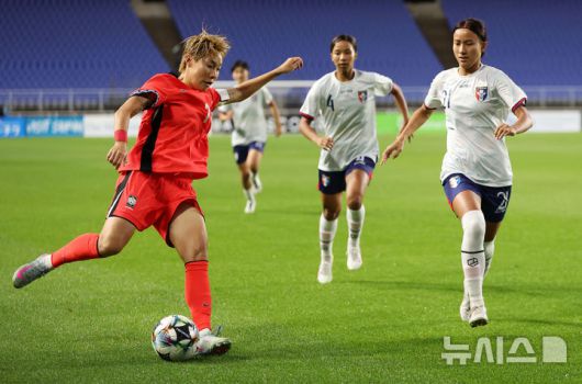 [수원=뉴시스] 김선웅 기자 = 16일 경기 수원시 수원월드컵경기장에서 열린 2025 동아시아축구연맹(EAFF) E-1 챔피언십(동아시안컵) 여자부 대한민국 vs 대만 경기, 이금민이 드리블하고 있다. 2025.07.16. mangusta@newsis.com