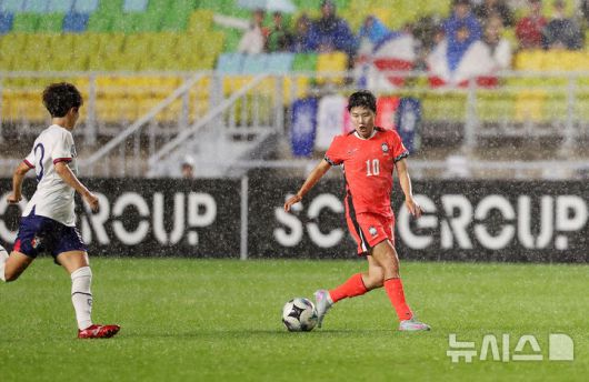 [수원=뉴시스] 김선웅 기자 = 16일 경기 수원시 수원월드컵경기장에서 열린 2025 동아시아축구연맹(EAFF) E-1 챔피언십(동아시안컵) 여자부 대한민국 vs 대만 경기, 지소연이 드리블하고 있다. 2025.07.16. mangusta@newsis.com
