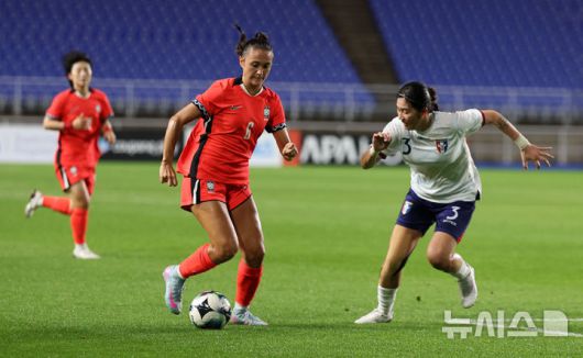 [수원=뉴시스] 김선웅 기자 = 16일 경기 수원시 수원월드컵경기장에서 열린 2025 동아시아축구연맹(EAFF) E-1 챔피언십(동아시안컵) 여자부 대한민국 vs 대만 경기, 케이시 유진 페어가 골대를 향해 달리고 있다. 2025.07.16. mangusta@newsis.com