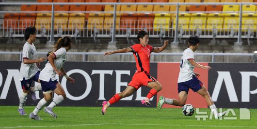 [수원=뉴시스] 김선웅 기자 = 16일 경기 수원시 수원월드컵경기장에서 열린 2025 동아시아축구연맹(EAFF) E-1 챔피언십(동아시안컵) 여자부 대한민국 vs 대만 경기, 고유진이 드리블하고 있다. 2025.07.16. mangusta@newsis.com
