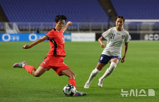 [수원=뉴시스] 김선웅 기자 = 16일 경기 수원시 수원월드컵경기장에서 열린 2025 동아시아축구연맹(EAFF) E-1 챔피언십(동아시안컵) 여자부 대한민국 vs 대만 경기, 김혜리가 슈팅을 날리고 있다. 2025.07.16. mangusta@newsis.com