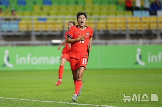 [수원=뉴시스] 김선웅 기자 = 16일 경기 수원시 수원월드컵경기장에서 열린 2025 동아시아축구연맹(EAFF) E-1 챔피언십(동아시안컵) 여자부 대한민국 vs 대만 경기, 패널티킥으로 득점에 성공한 지소연이 포효하고 있다. 2025.07.16. mangusta@newsis.com