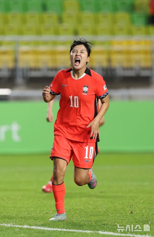 [수원=뉴시스] 김선웅 기자 = 16일 경기 수원시 수원월드컵경기장에서 열린 2025 동아시아축구연맹(EAFF) E-1 챔피언십(동아시안컵) 여자부 대한민국 vs 대만 경기, 패널티킥으로 득점에 성공한 지소연이 포효하고 있다. 2025.07.16. mangusta@newsis.com