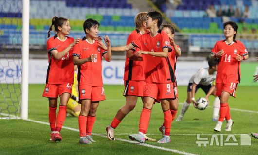 [수원=뉴시스] 김선웅 기자 = 16일 경기 수원시 수원월드컵경기장에서 열린 2025 동아시아축구연맹(EAFF) E-1 챔피언십(동아시안컵) 여자부 대한민국 vs 대만 경기, 패널티킥으로 득점에 성공한 지소연과 선수들이 기뻐하고 있다. 2025.07.16. mangusta@newsis.com