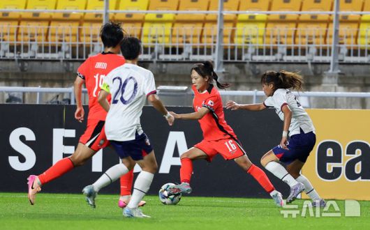 [수원=뉴시스] 김선웅 기자 = 16일 경기 수원시 수원월드컵경기장에서 열린 2025 동아시아축구연맹(EAFF) E-1 챔피언십(동아시안컵) 여자부 대한민국 vs 대만 경기, 장슬기가 드리블하고 있다. 2025.07.16. mangusta@newsis.com