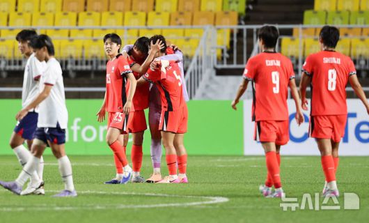 [수원=뉴시스] 김선웅 기자 = 16일 경기 수원시 수원월드컵경기장에서 열린 2025 동아시아축구연맹(EAFF) E-1 챔피언십(동아시안컵) 여자부 대한민국 vs 대만 경기, 2-0으로 승리하며 대회 우승을 확정한 선수들이 기뻐하고 있다. 2025.07.16. mangusta@newsis.com