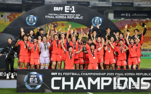 [수원=뉴시스] 김선웅 기자 = 16일 경기 수원시 수원월드컵경기장에서 열린 2025 동아시아축구연맹(EAFF) E-1 챔피언십(동아시안컵) 여자부 시상식에서 우승국 대한민국 여자 축구대표팀 선수들이 트로피를 들고 기뻐하고 있다. 2025.07.16. mangusta@newsis.com