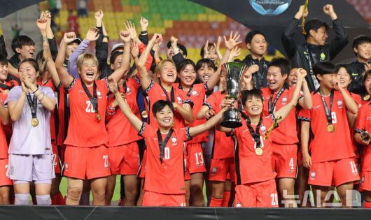 [수원=뉴시스] 김선웅 기자 = 16일 경기 수원시 수원월드컵경기장에서 열린 2025 동아시아축구연맹(EAFF) E-1 챔피언십(동아시안컵) 여자부 시상식에서 우승국 대한민국 여자 축구대표팀 선수들이 트로피를 들고 기뻐하고 있다. 2025.07.16. mangusta@newsis.com