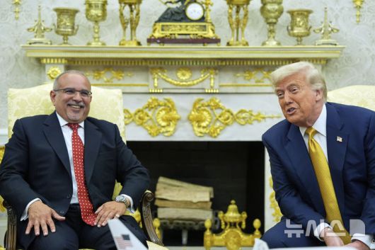 [워싱턴=AP/뉴시스] 도널드 트럼프(오른쪽) 미국 대통령이 16일(현지 시간) 백악관 집무실에서 살만 빈 하마드 알 칼리파 바레인 왕세자 겸 총리와 회담하고 있다. 빈 하마드 총리는 미국에 170억 달러(약 24조 원) 규모의 투자를 하겠다고 밝혔다. 트럼프 대통령은 이게 감사한다며 여러 중동 국가도 미국에 투자하길 바란다고 말했다. 2025.07.17.