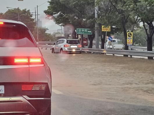 [서산=뉴시스] 김덕진 기자=17일 오전 충남 서산시 해미면 해미톨게이트 앞 도로가 호우로 침수돼 차량이 서행하고 있다. (사진=독자 제공) 2025.07.17. photo@newsis.com *재판매 및 DB 금지