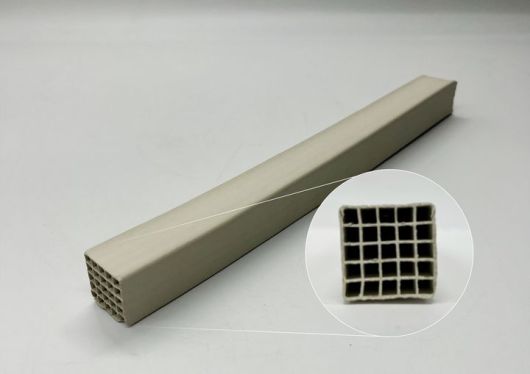 [울산=뉴시스] 구미현 기자 = 실제 산업 현장에서 쓸 수 있는 덩어리 형태로 만들어진 촉매와 그 단면 구조 photo@newsis.com *재판매 및 DB 금지