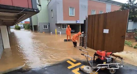 [나주=뉴시스] 17일 오전 전남 나주시 금천면 한 숙박업소에 물이 들어차 소방 당국이 배수 작업을 진행하고 있다. (사진=전남도소방 제공) 2025.07.17. photo@newsis.com *재판매 및 DB 금지