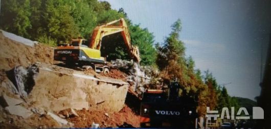 [오산=뉴시스] 지난 2018년 9월 붕괴된 오산시 기장교차로 옹벽구간 모습 (사진=오산시의회 제공) 2025.07.17.photo@newsis.com