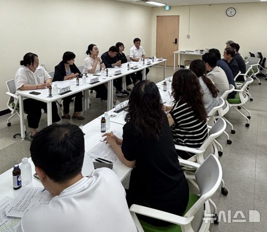 [안양=뉴시스] 안양시가 최근 정당현수막 난립 해결을 위해  지역 정당 관계자들과 간담회를 열고, 협조를 당부했다. (사진=안양시 제공).2025.07.17.photo@newsis.com *재판매 및 DB 금지