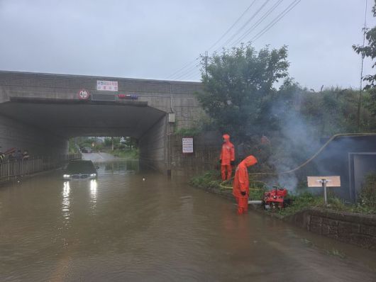 [장성=뉴시스] 17일 오후 전남 장성군 남면 한 도로에서 차량이 잠겨 소방 당국이 배수 작업을 진행하고 있다. (사진=전남도 소방 제공) 2025.07.17. photo@newsis.com *재판매 및 DB 금지
