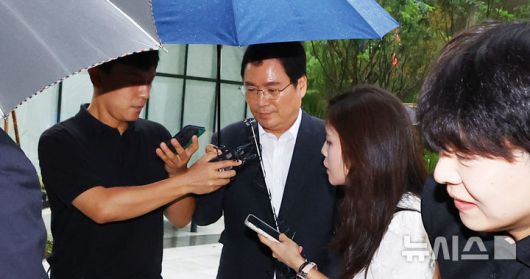 [서울=뉴시스] 박주성 기자 = 윤창호 전 한국증권금융 사장이 17일 서울 종로구 윤석열 전 대통령 부인 김건희 여사 의혹을 수사하는 민중기 특별검사팀 사무실에 참고인 조사를 받기 위해 출석하고 있다. 2025.07.16. park7691@newsis.com