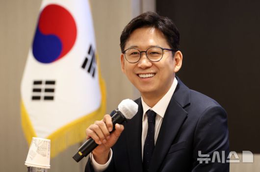 [세종=뉴시스] 강종민 기자 = 배경훈 과학기술정보통신부 장관이 17일 세종시 정부세종청사에서 취임식을 마친 뒤 가진 직원과의 대화에서 밝은 표정을 짓고 있다. 2024.07.17. ppkjm@newsis.com