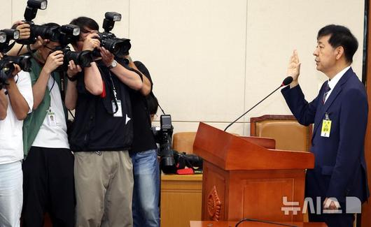 [서울=뉴시스] 조성봉 기자 = 구윤철 경제부총리 겸 기획재정부 장관 후보자가 17일 서울 여의도 국회 기획재정위원회에서 열린 인사청문회에서 선서를 하고 있다. 2025.07.17. suncho21@newsis.com