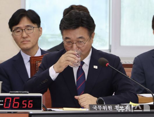 [서울=뉴시스] 김명년 기자 = 윤호중 행정안전부 장관 후보자가 18일 서울 여의도 국회 행정안전위원회에서 열린 인사청문회에서 물을 마시고 있다. 2025.07.18. kmn@newsis.com