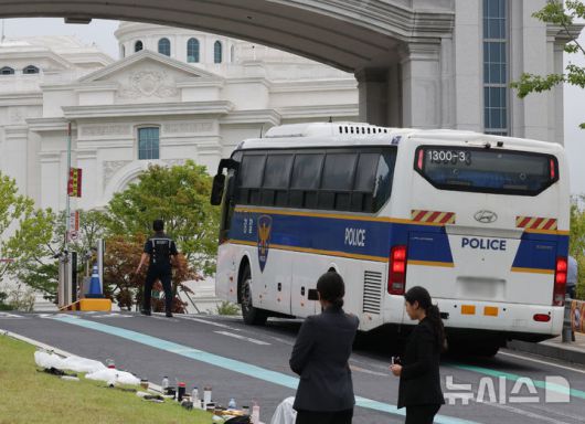 [가평=뉴시스] 배훈식 기자 = 김건희 여사 의혹을 수사하는 민중기 특별검사팀이 통일교 압수수색에 들어간 18일 오후 경기 가평군 천원궁으로 경찰 버스가 들어가고 있다. 2025.07.18. dahora83@newsis.com
