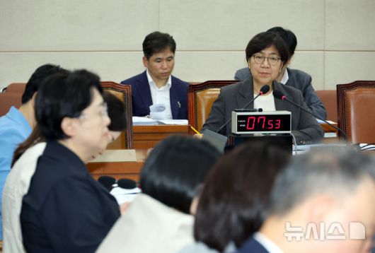 [서울=뉴시스] 고승민 기자 = 정은경 보건복지부 장관 후보자가 18일 서울 여의도 국회 보건복지위원회에서 열린 인사청문회에서 질의하는 최보윤 국민의힘 의원을 바라보고 있다. 2025.07.18. kkssmm99@newsis.com