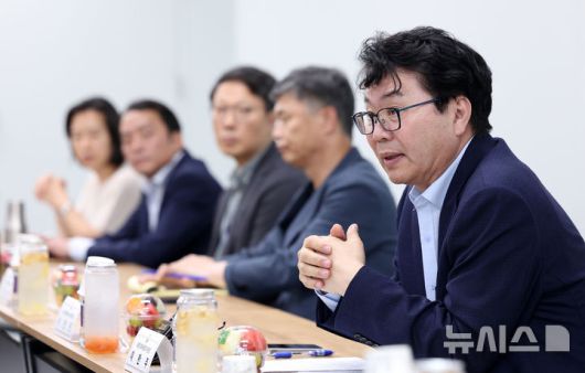 [서울=뉴시스] 김명원 기자 = 이한주 국정기획위원장이 지난달 18일 서울 종로구 정부서울청사 창성동 별관 국정기획위원회에서 열린 지난 정부 노동정책 희생 유족 간담회에 참석해 발언하고 있다. (공동취재) 2025.07.18. photo@newsis.com