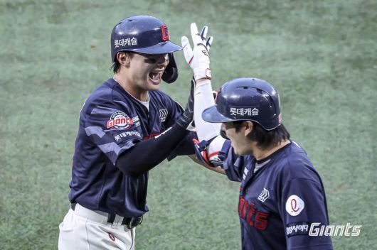 [서울=뉴시스] 프로야구 롯데 자이언츠 윤동희가 19일 서울 잠실구장에서 열린 2025 신한 쏠뱅크 KBO리그 LG 트윈스와의 경기에서 득점에 성공한 뒤 기뻐하고 있다. (사진=롯데 자이언츠 제공) 2025.07.19.