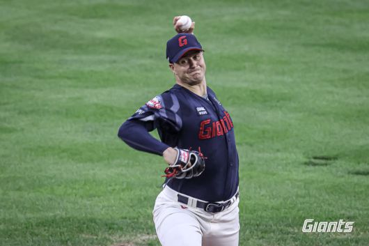 [서울=뉴시스] 프로야구 롯데 자이언츠 터커 데이시븐이 19일 서울 잠실구장에서 열린 2025 신한 쏠뱅크 KBO리그 LG 트윈스와의 경기에 선발 등판해 역투를 펼치고 있다. (사진=롯데 자이언츠 제공) 2025.07.19.