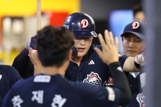 [서울=뉴시스] 프로야구 두산 베어스 김동준이 19일 인천 SSG랜더스필드에서 열린 2025 신한 쏠뱅크 KBO리그 SSG 랜더스와의 경기에서 홈런을 치고 동료들의 축하를 받고 있다. (사진=두산 베어스 제공) 2025.07.19. *재판매 및 DB 금지