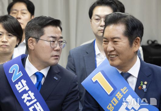 [서울=뉴시스] 김근수 기자 = 박찬대(왼쪽) 더불어민주당 당대표 후보자와 정청래 더불어민주당 당대표 후보자가 19일 서울 여의도 더불어민주당 중앙당사에서 열린 더불어민주당 당대표 및 최고위원 선출을 위한 충청권 합동연설회에 참석해 서로 이야기를 나누고 있다. 2025.07.19. ks@newsis.com