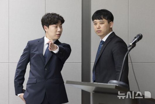 [서울=뉴시스] 김근수 기자 = 한성존(오른쪽) 대한전공의협의회 비상대책위원장이 19일 서울 용산구 대한의사협회 대강당에서 열린 대한전공의협의회 임시대의원총회에 참석해 있다. 2025.07.19. ks@newsis.com