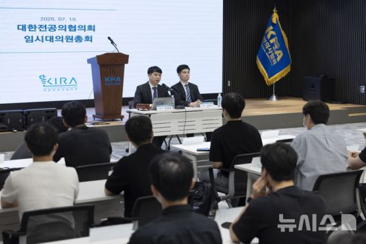 [서울=뉴시스] 김근수 기자 = 한성존(왼쪽) 대한전공의협의회 비상대책위원장이 19일 서울 용산구 대한의사협회 대강당에서 열린 대한전공의협의회 임시대의원총회에서 모두발언을 하고 있다. 2025.07.19. ks@newsis.com