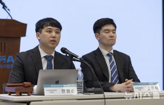 [서울=뉴시스] 김근수 기자 = 한성존(왼쪽) 대한전공의협의회 비상대책위원장이 19일 서울 용산구 대한의사협회 대강당에서 열린 대한전공의협의회 임시대의원총회에서 모두발언을 하고 있다. 2025.07.19. ks@newsis.com