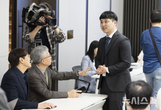 [서울=뉴시스] 김근수 기자 = 한성존(오른쪽) 대한전공의협의회 비상대책위원장과 김택우 대한의사협회장이 19일 서울 용산구 대한의사협회 대강당에서 열린 대한전공의협의회 임시대의원총회 시작 전 인사를 나누고 있다. 2025.07.19. ks@newsis.com