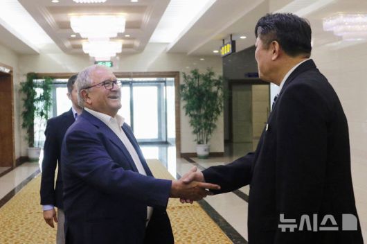 [평양=AP/뉴시스] 박천종(오른쪽) 북한 체육성 부상이 19일 북한 평양국제공항에서 리카르도 프라카리 세계야구소프트볼연맹(WBSC) 회장을 영접하고 있다. 2025.07.20.