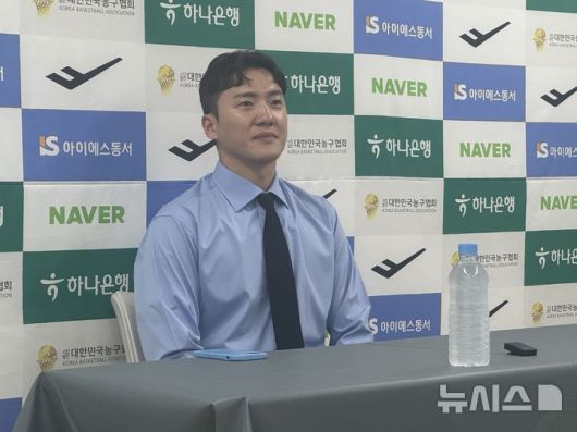 [안양=뉴시스] 전 농구 남자 국가대표 선수 박찬희가 20일 오후 안양정관장아레나에서 진행된 은퇴 기자회견에서 질문에 답하고 있다. wlsduq123@newsis.com 2025.07.20.