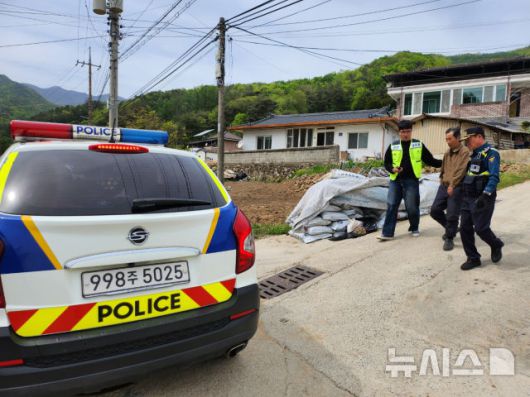 [포항=뉴시스] 송종욱 기자 = 경북도는 지난 16~19일 나흘간 극한호우에도 피해를 우려했던 경북 산불 피해 지역에서 별다른 피해가 발생하지 않은 것으로 확인됐다. 사진은 경북 봉화 우곡리 주민 대피 시스템 가동 모의 훈련 모습. (사진=경북도 제공) 2025.07.20. photo@newsis.com